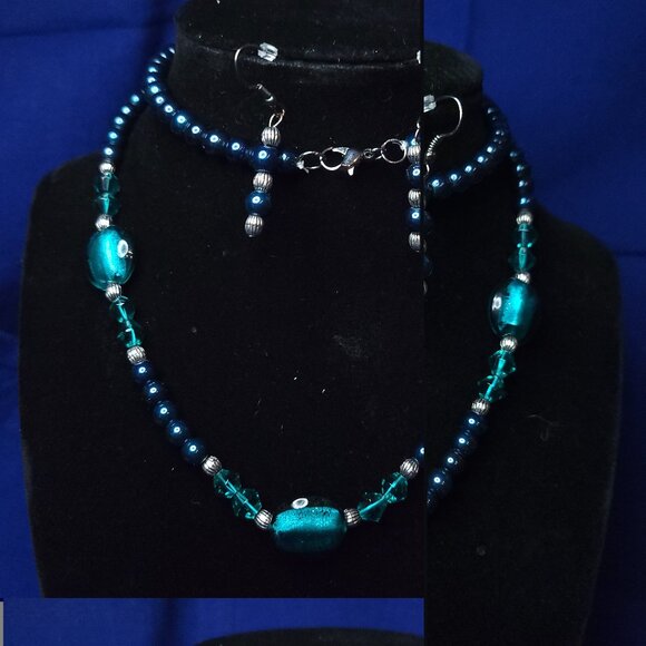 Beautiful Deep Green Necklace and Earrings - Picture 2 of 5